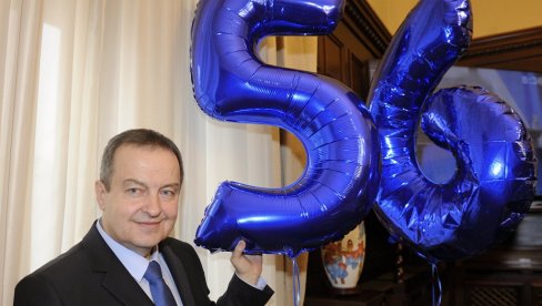 BALONI VARAJU: Ivica Dačić izdao “naredbu” saradnicima da paze da mu ukrasi ne dodaju godine BALONI VARAJU: Ivica Dačić izdao “naredbu” saradnicima da paze da mu ukrasi ne dodaju godine