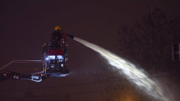 ВАТРОГАСЦИ СЕ БОРЕ СА ВАТРЕНОМ СТИХИЈОМ: Локализован пожар на Новом Београду, пламен захватио три објекта, повређено троје запослених