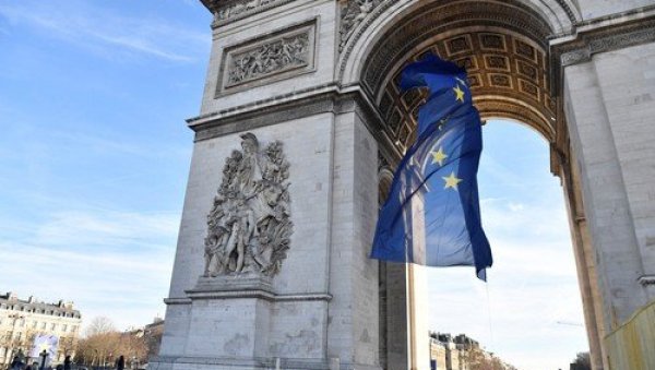 СКАНДАЛ У ФРАНЦУСКОЈ: Уклоњена застава ЕУ са Тријумфалне капије