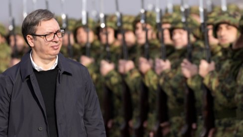ВУЧИЋ СА ВОЈНИМ ВРХОМ СРБИЈЕ: Председник на важној седници