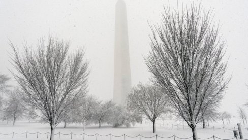 PROGLAŠENO VANREDNO STANJE I NAJAVLJENE NAJJAČE SNEŽNE PADAVINE: Zbog ledene oluje otkazano 1.500 letova, kolaps u Americi