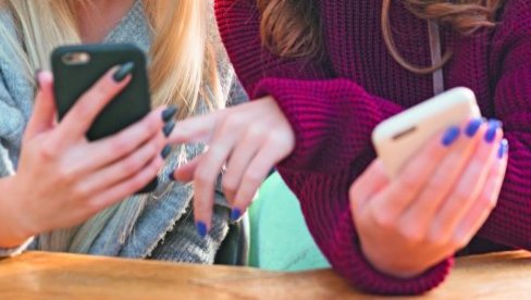 MOBILNI U RUKAMA ČIM OTVORE OČI: Roditelji, oprez – Srednjoškolci uz telefon provode pet sati dnevno