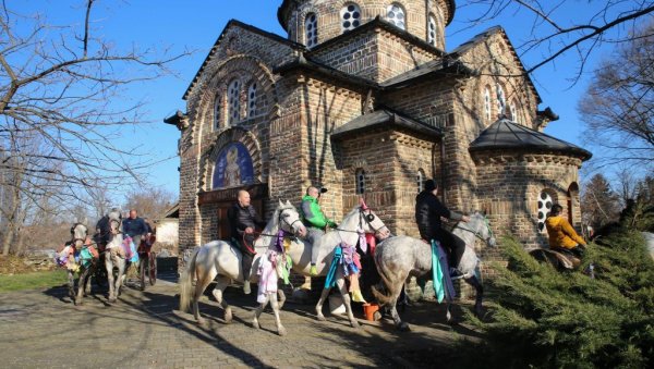 ТРАДИЦИЈА БОЖИЋНОГ ЈАХАЊА КОЊА: Старински обичај није изостао ни ове године у Банатском Карађорђеву