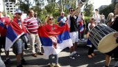 DELIRIJUM PRED NOVAKOVIM HOTELOM: Đoković pozdravio navijače, pevaju se patriotske pesme (FOTO/VIDEO)