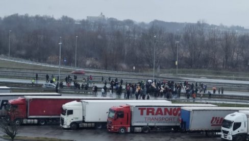 BLOKIRAN AUTO-PUT U BEOGRADU I NOVOM SADU: Mala grupa demonstranata opet maltretira narod (FOTO/VIDEO) BLOKIRAN AUTO-PUT U BEOGRADU I NOVOM SADU: Mala grupa demonstranata opet maltretira narod (FOTO/VIDEO)