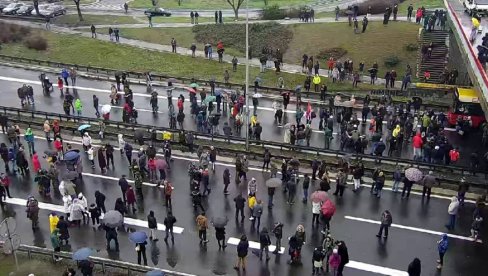 SLIKA IZ VAZDUHA: Pogledajte koliko ljudi je blokiralo auto-put