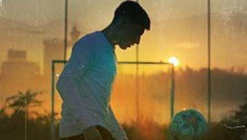 ZA DESET DANA ZLATNOG DEČKA POGLEDALO 100.000 GLEDALACA: Film pobrao i pohvale kritike ZA DESET DANA ZLATNOG DEČKA POGLEDALO 100.000 GLEDALACA: Film pobrao i pohvale kritike