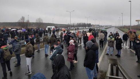 BLOKIRAN AUTOPUT KOD NOVOG SADA: Sat vremena bio zaustavljen saobraćaj u oba smera