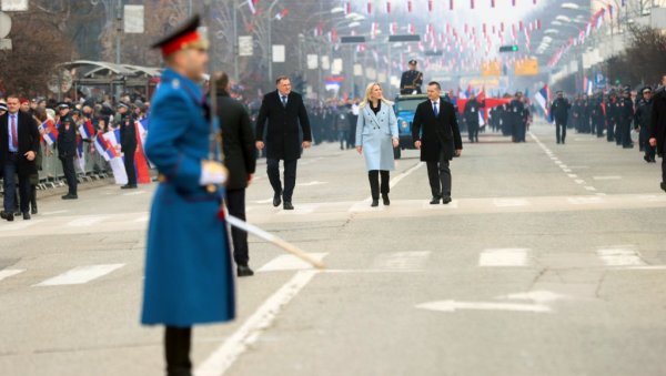 ГРАЂАНИ ОДУШЕВЉЕНИ ДЕФИЛЕОМ У БАЊАЛУЦИ:  Пуно нам је срце, само слога Србина спасава!