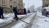 ПОМАЖУ ДА КРАГУЈЕВАЧКЕ УЛИЦЕ БУДУ ПРОХОДНЕ: Припадници Ватрогасно-спасилачке бригаде уклањају снег са тротоара (ФОТО)