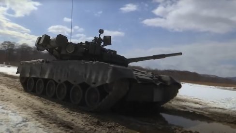 NOVI RUSKI TENK PRETI DA SRUŠI SA TRONA T-14 ARMATU: Stiže T-100 Crni Orao, zasnovan na bazi T-80 (VIDEO)