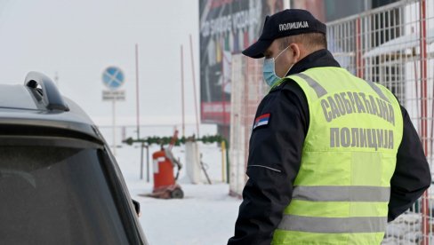 ISKLJUČENO OSAM VOZAČA I TRI VOZILA: Policija u Južnobačkom okrugu za dan otkrila i sankcionisala 291 saobraćajni prekršaj ISKLJUČENO OSAM VOZAČA I TRI VOZILA: Policija u Južnobačkom okrugu za dan otkrila i sankcionisala 291 saobraćajni prekršaj
