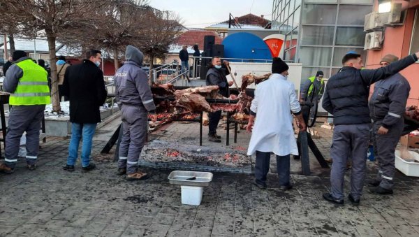 УПРКОС УПАДУ СПЕЦИЈАЛАЦА РОСУ: Грађани Грачанице дочекују Српску нову годину, на ражњу се традиционално пече во (ФОТО/ВИДЕО)