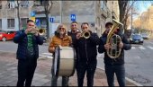 GOČ SVIRA ĐURĐEVDAN: Srđan Todorović se na ulici pridružio trubačima GOČ SVIRA ĐURĐEVDAN: Srđan Todorović se na ulici pridružio trubačima