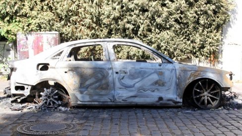 ZAPALJEN BMV U OBRENOVCU: Počinioca sa kapuljačom snimile kamere (FOTO) ZAPALJEN BMV U OBRENOVCU: Počinioca sa kapuljačom snimile kamere (FOTO)