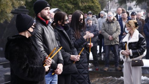POMEN ŽELJKU RAŽNATOVIĆU ARKANU: Porodica na groblju u crnini, mali Željko prvi put prisustvovao pomenu POMEN ŽELJKU RAŽNATOVIĆU ARKANU: Porodica na groblju u crnini, mali Željko prvi put prisustvovao pomenu