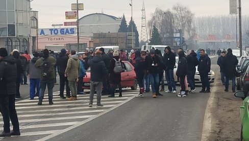 BLOKIRANA GRANICA KOD LOZNICE: Manje grupe Ćutinih ekologa zaustavljaju saobraćaj (FOTO) BLOKIRANA GRANICA KOD LOZNICE: Manje grupe Ćutinih ekologa zaustavljaju saobraćaj (FOTO)