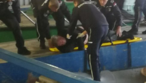DRAMA NA SAVI: Policija spasila čoveka koji je skočio sa Gazele (FOTO) DRAMA NA SAVI: Policija spasila čoveka koji je skočio sa Gazele (FOTO)