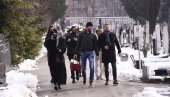 NA ARKANOVOM GROBU I UNUK ŽELJKO: Najbliža porodica i prijatelji na pomenu povodom godišnjice smrti Željka Ražnatovića