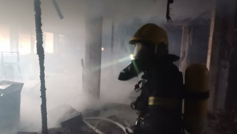 POŽAR NA NOVOM BEOGRADU: Hitnom reakcijom vatrogasaca izbegnuta tragedija POŽAR NA NOVOM BEOGRADU: Hitnom reakcijom vatrogasaca izbegnuta tragedija