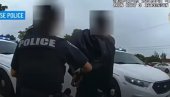 UZNEMIRUJUĆI SNIMAK: Policajac zgrabio koleginicu za vrat i počeo da je davi (VIDEO)