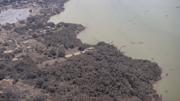 ОСТРВА ПОПЛАВЉЕНА И ЦРНА ОД ПЕПЕЛА: Прве фотографије са Тонге после ерупције и цунамија