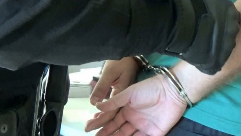 СТУДЕНТИ ПОКУШАЛИ ДА ОТМУ ФУДБАЛЕРА! Отмица их скупо коштала, полиција их све похапсила! (ВИДЕО) СТУДЕНТИ ПОКУШАЛИ ДА ОТМУ ФУДБАЛЕРА! Отмица их скупо коштала, полиција их све похапсила! (ВИДЕО)