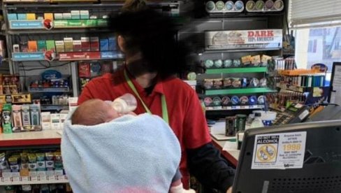 ŽENA KUCA NA KASI I DRŽI BEBU: Fotografija sa radnog mesta razbesnela internet ŽENA KUCA NA KASI I DRŽI BEBU: Fotografija sa radnog mesta razbesnela internet