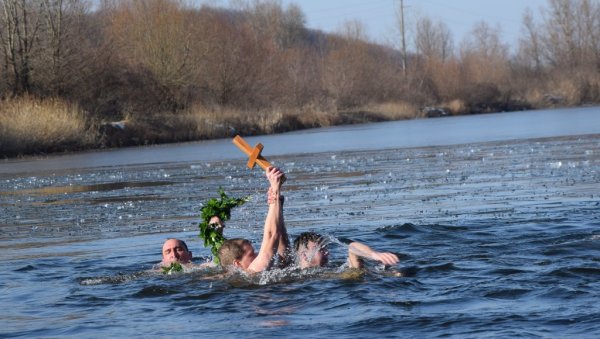 У ВОДУ СЕ УЛАЗИ С ВЕРОМ У БОГА: До Часног крста на Нагрданском језеру први допливао Микица Николић