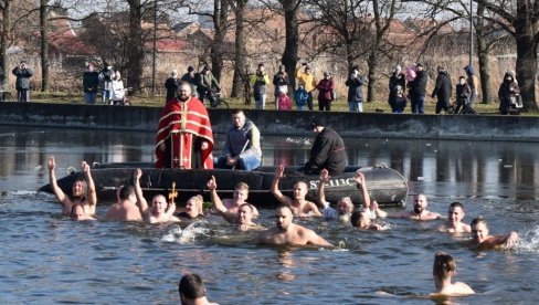 PLIVANJE ZA ČASNI KRST ŠIROM SRBIJE: Najhrabriji vernici obeležili jedan od najvećih hrišćanskih praznika (FOTO) PLIVANJE ZA ČASNI KRST ŠIROM SRBIJE: Najhrabriji vernici obeležili jedan od najvećih hrišćanskih praznika (FOTO)