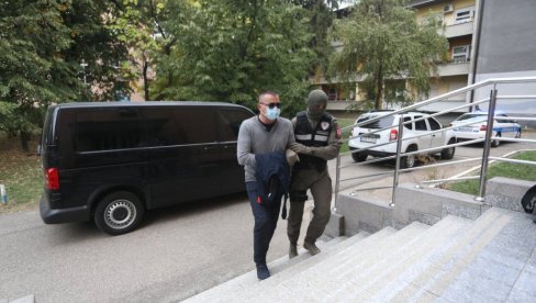 IZA REŠETAKA JER NE ŽELI DA LAŽNO SVEDOČI: Nije ukinut pritvor Slavku Bojiću, koji je pod istragom u aferi korona ugovori IZA REŠETAKA JER NE ŽELI DA LAŽNO SVEDOČI: Nije ukinut pritvor Slavku Bojiću, koji je pod istragom u aferi korona ugovori