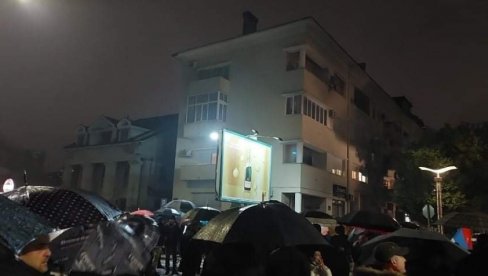 U CRNOJ GORI I DALJE PROTESTI: Večeras se okupilo više ljudi nego prethodnih večeri U CRNOJ GORI I DALJE PROTESTI: Večeras se okupilo više ljudi nego prethodnih večeri