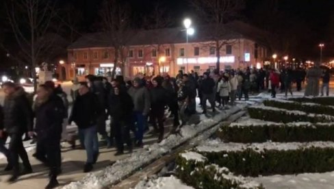NASTAVLJENI PROTESTI ŠIROM CRNE GORE: Narod ima pravo da govori, ne i političari NASTAVLJENI PROTESTI ŠIROM CRNE GORE: Narod ima pravo da govori, ne i političari