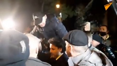 GRAĐANI SPREČILI DRITANA DA IM SE OBRATI: Protest zbog najavljenog rušenja vlade i vraćanja DPS (VIDEO) GRAĐANI SPREČILI DRITANA DA IM SE OBRATI: Protest zbog najavljenog rušenja vlade i vraćanja DPS (VIDEO)