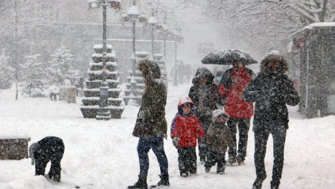 SNEG POTPUNO PARALISAO SRBIJU: Pogledajte gde se sve zabelelo, palo i do 15cm belog pokrivača (FOTO/VIDEO)