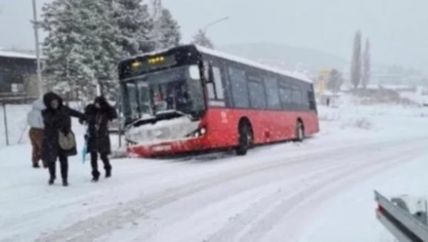 КОЛАПС У БЕОГРАДУ: Аутобуси слетели код Икее и на Младеновачком путу, троле блокирале центар града (ФОТО)
