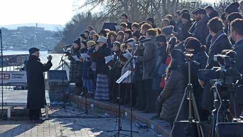 OBELEŽENA 80. GODIŠNJICA NOVOSADSKE RACIJE: Položeni venci na spomenik Porodica (FOTO/VIDEO) OBELEŽENA 80. GODIŠNJICA NOVOSADSKE RACIJE: Položeni venci na spomenik Porodica (FOTO/VIDEO)
