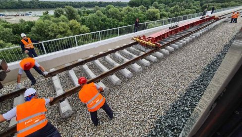SRBIJA DOBIJA JOŠ 300 KM NOVIH PRUGA: Modernizacija i rekonstrukcija železničkog saobraćaja nastavljaju se ubrzanim tempom i u ovoj godini SRBIJA DOBIJA JOŠ 300 KM NOVIH PRUGA: Modernizacija i rekonstrukcija železničkog saobraćaja nastavljaju se ubrzanim tempom i u ovoj godini