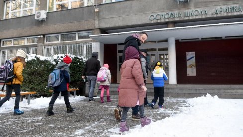 KRAJ ZIMSKOG RASPUSTA: Prvi dan škole - neki u klupama, neki onlajn KRAJ ZIMSKOG RASPUSTA: Prvi dan škole - neki u klupama, neki onlajn