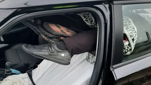 PROLAZNICI VIDELI TELO UMOTANO U TEPIH: Policajci nisu mogli da veruju kad su otvorili vrata kola (FOTO) PROLAZNICI VIDELI TELO UMOTANO U TEPIH: Policajci nisu mogli da veruju kad su otvorili vrata kola (FOTO)