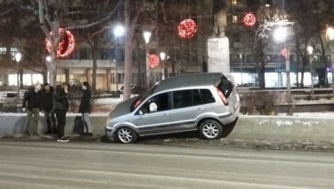 AUTOMOBIL SE NASADIO NA ZAŠTITNU OGRADU: Neobična scena na Trgu Nikole Pašića (FOTO) AUTOMOBIL SE NASADIO NA ZAŠTITNU OGRADU: Neobična scena na Trgu Nikole Pašića (FOTO)