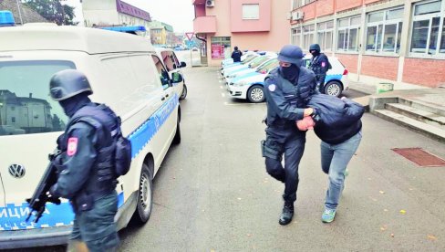 KELNERI PALI ZBOG KOKAINA: U Banjaluci potvrđena optužnica protiv trgovaca narkoticima iz Gradiške KELNERI PALI ZBOG KOKAINA: U Banjaluci potvrđena optužnica protiv trgovaca narkoticima iz Gradiške
