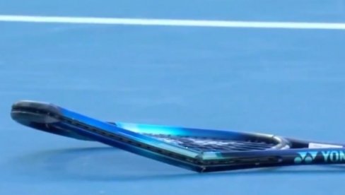 HIT SNIMAK IZ MELBURNA: Devojčica koja skuplja lopte ukrala reket Šapovalovu, pa ga krila iza leđa na Rod Lejver areni (VIDEO) HIT SNIMAK IZ MELBURNA: Devojčica koja skuplja lopte ukrala reket Šapovalovu, pa ga krila iza leđa na Rod Lejver areni (VIDEO)
