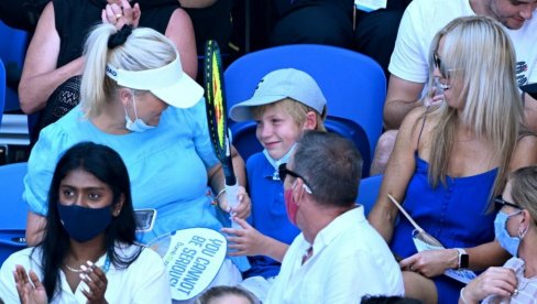 KIRJOS JE DRUGI ČOVEK: Kontroverzni australijski teniser svakodnevno pokazuje novo lice, sada je obradovao dečaka u publici (FOTO)