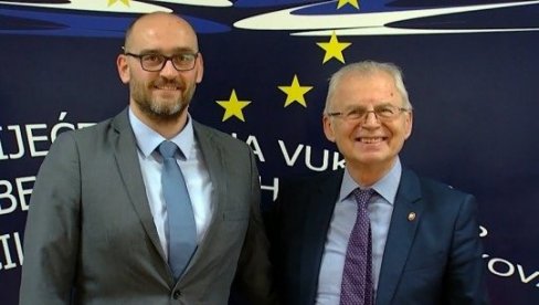 ZVEZDA BRINE O TALENTOVANOJ DECI VUKOVARA: Delegacija crveno-belih posetila Zajednicu veća opštine grada na Vuki (VIDEO) ZVEZDA BRINE O TALENTOVANOJ DECI VUKOVARA: Delegacija crveno-belih posetila Zajednicu veća opštine grada na Vuki (VIDEO)