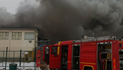 STRAŠNE FOTOGRAFIJE POŽARA U SUBOTICI: U plamenu veliki broj objekata, vatrogasci se bore sa vatrom (FOTO) STRAŠNE FOTOGRAFIJE POŽARA U SUBOTICI: U plamenu veliki broj objekata, vatrogasci se bore sa vatrom (FOTO)