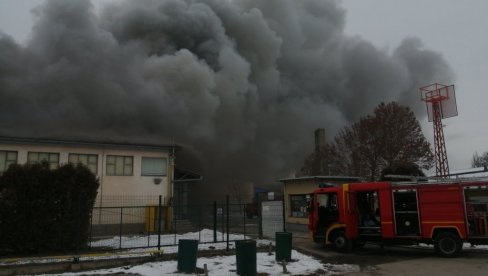 TRI SATA BORBE SA VATRENOM STIHIJOM: Lokalizovan požar u megamarketu u Subotici, vatrogascima pomagali dobrovoljci TRI SATA BORBE SA VATRENOM STIHIJOM: Lokalizovan požar u megamarketu u Subotici, vatrogascima pomagali dobrovoljci