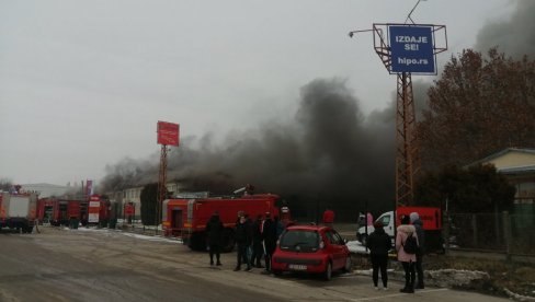 VELIKI POŽAR U SUBOTICI: Bukti vatra u megamarketu Svetofor VELIKI POŽAR U SUBOTICI: Bukti vatra u megamarketu Svetofor