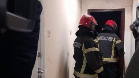 VATROGASNOM PRUGOM STIGLI DO 16. SPRATA: Detalji požara na Novom Beogradu, ugašena vatra, evakuisan stariji muškarac (FOTO+VIDEO) VATROGASNOM PRUGOM STIGLI DO 16. SPRATA: Detalji požara na Novom Beogradu, ugašena vatra, evakuisan stariji muškarac (FOTO+VIDEO)