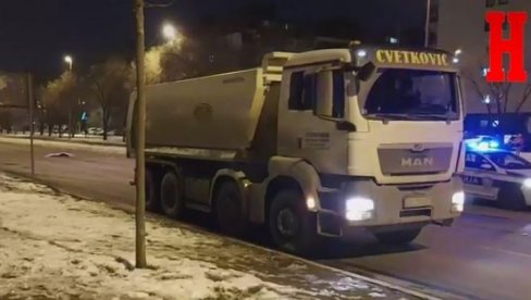 DETALJI TRAGEDIJE NA NOVOM BEOGRADU: Roditelji stigli na mesto nesreće, vozač kamiona za volanom (VIDEO) DETALJI TRAGEDIJE NA NOVOM BEOGRADU: Roditelji stigli na mesto nesreće, vozač kamiona za volanom (VIDEO)